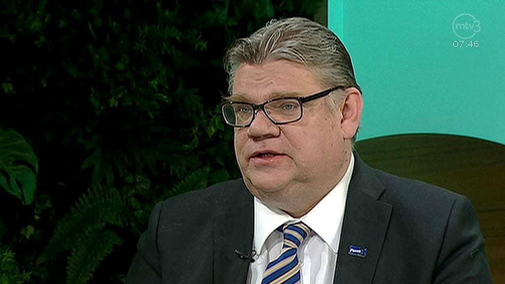 Timo Soini kertoo nähneensä oikeus- ja työministeri Jari Lindströmin lähettämän tiedotteen etukäteen.