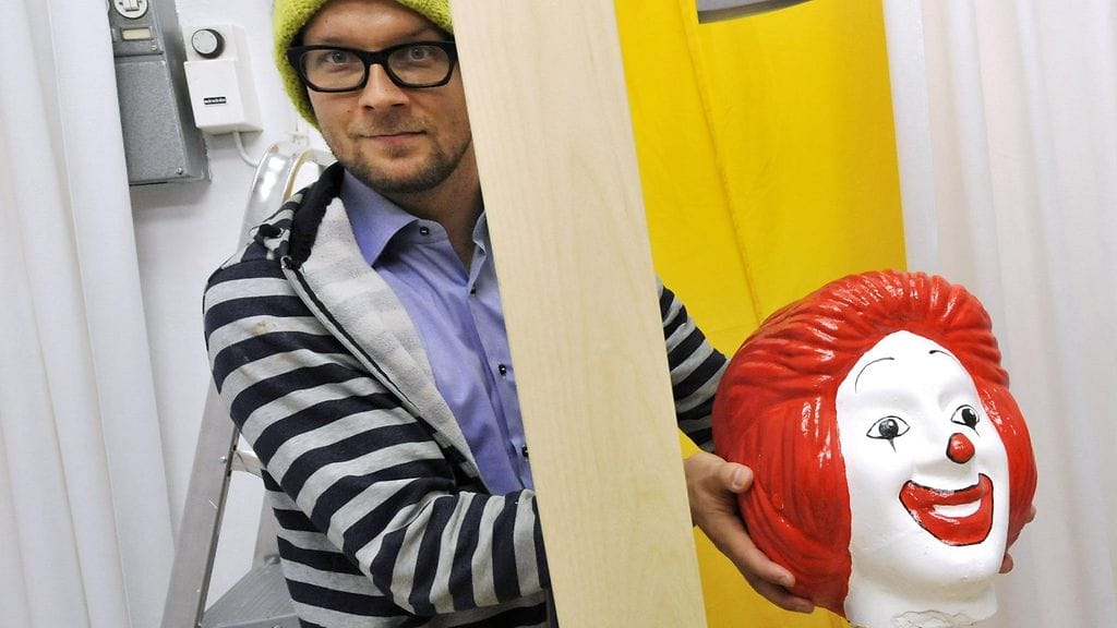 Taiteilija Jani Leinonen joutui kohun keskipisteeseen 2012, kun hän osallistui Ronlad McDonald -maskottipatsaan "kidnappaukseen".