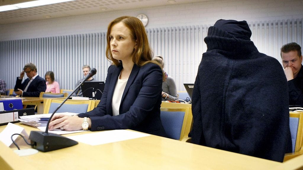 Syytetyn asianajaja Meeri Palosaari (vas.) ja syytetty 35-vuotias äiti Oulun käräjäoikeudessa. Oulun vauvakuolemien oikeuskäsittely alkoi Oulun käräjäoikeudessa 8. joulukuuta 2014. Syyttäjä vaatii 35-vuotiaalle äidille rangaistusta viidestä murhasta ja viidestä hautarauhan rikkomisesta. Nainen on kiistänyt syyllistyneensä rikokseen.