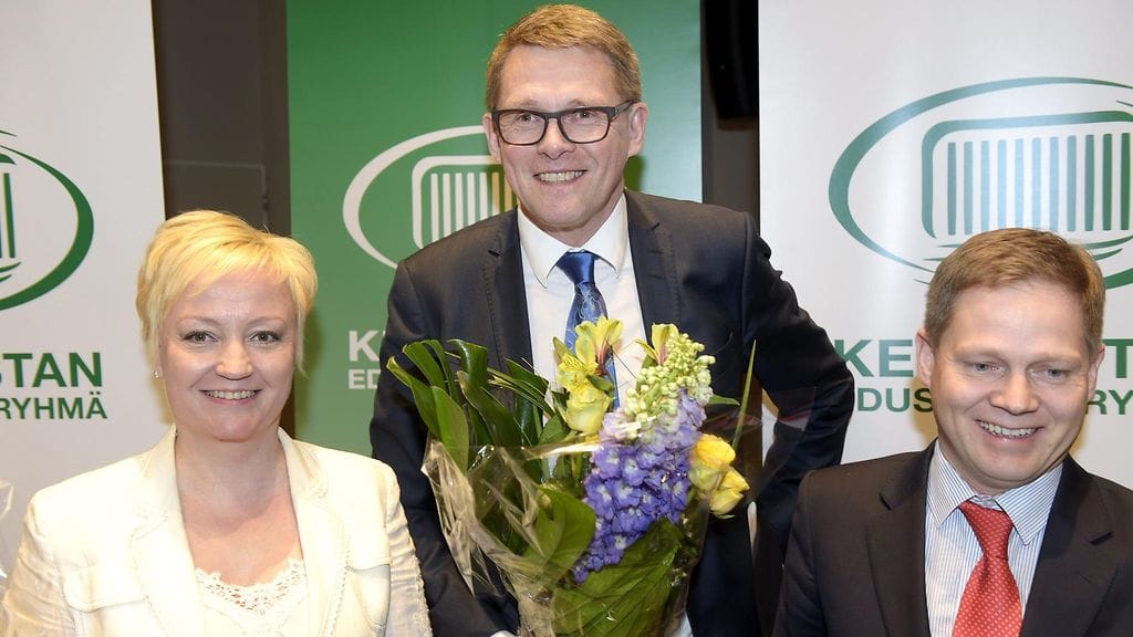 Matti Vanhanen valittiin keskustan eduskuntaryhmän puheenjohtajaksi puolueen kokouksessa eduskunnan auditoriossa Helsingissä tiistaina 2. kesäkuuta 2015. Ensimmäiseksi varapuheenjohtajaksi valittiin Elsi Katainen ja toiseksi varapuheenjohtajaksi Markus Lohi (oik.)
