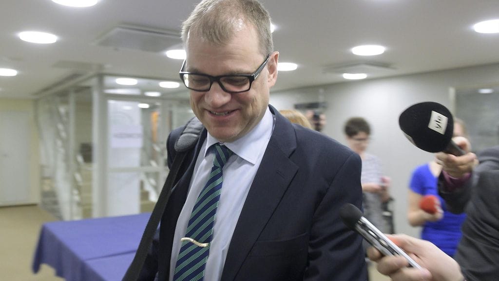 Keskustan puheenjohtaja ja pääministeri Juha Sipilä saapumassa puolueen eduskuntaryhmän kokoukseen eduskunnan auditorioon Helsingissä tiistaina 2. kesäkuuta 2015.