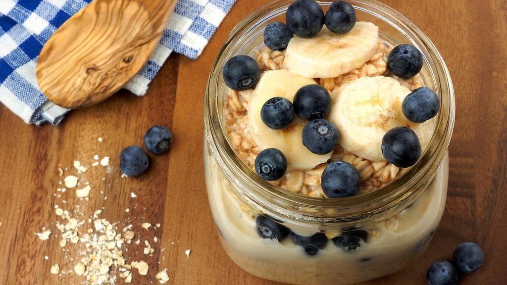 Tuorepuuron päällä maistuvat vaikkapa mustikat ja banaaniviipaleet.