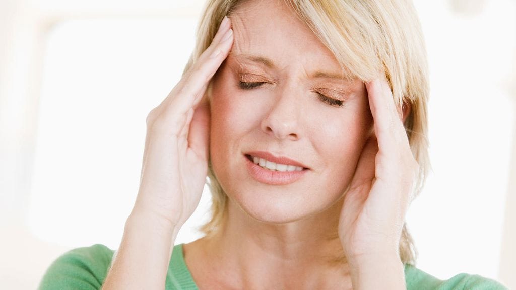 Kolmoishermosärky tuikkii kuin sähköiskuna toisella puolella kasvoja. Kuvituskuva.