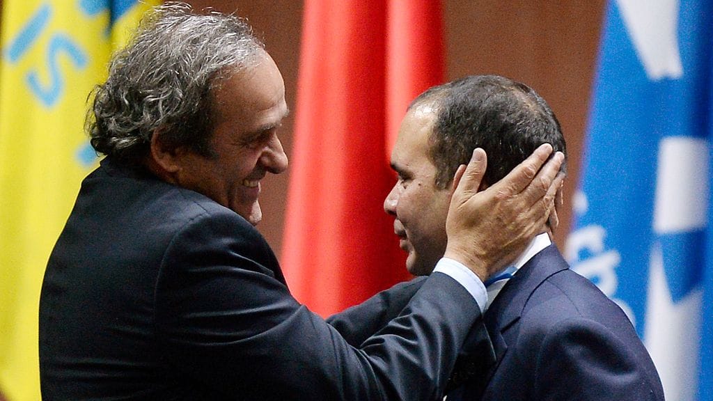 Michel Platini (vas.) ja Jordanian prinssi Ali bin Al Hussein, seuraajaehdokkaita Blatterille.