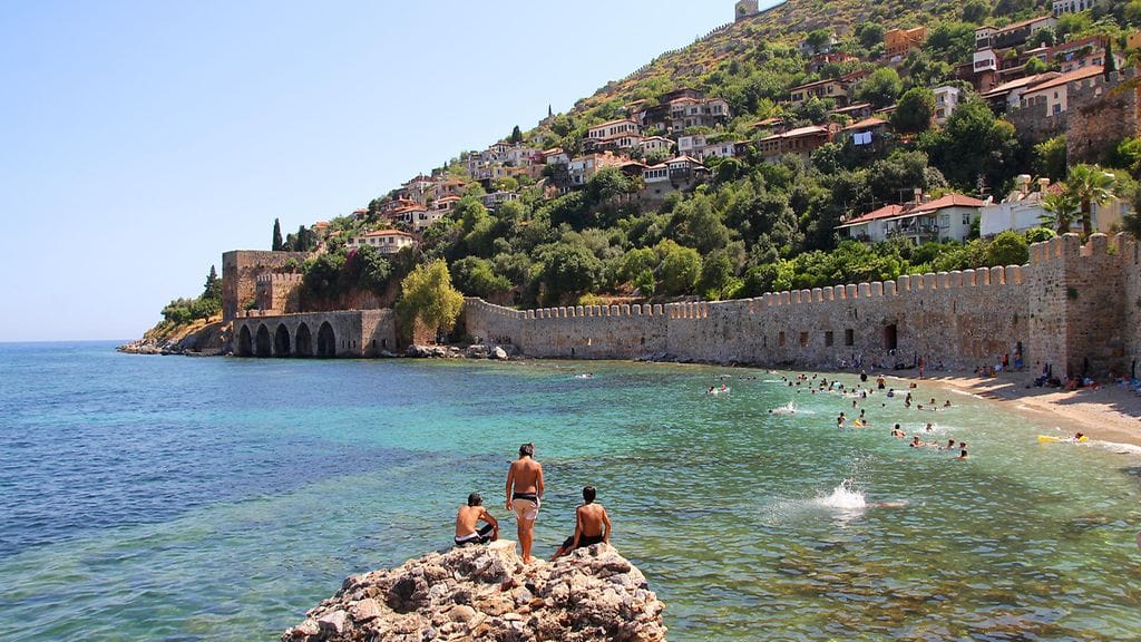Turkin Alanya on yksi suurista lomakohteista, jossa saattaa riittää yksittäisiä paikkoja myös ruuhkahuippuina.