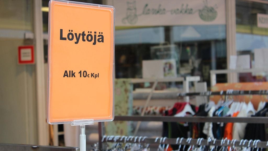 Ostovoiman alamäki näkyy tekstiili- ja muotikaupassa. Kuvituskuva.