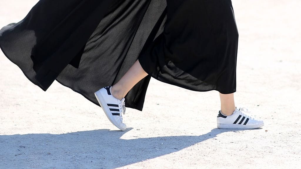 Kaiva Adidakset kaapista ja yhdistä ne huippunaisellisiin vaatteisiin!