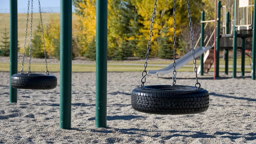 Voiko kovaa vauhtia keinussa kieppuminen aiheuttaa lapselle vammoja?