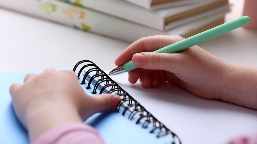 Vasenkätisille oikealta vasemmalle kirjoittaminen on luontevampi suunta.