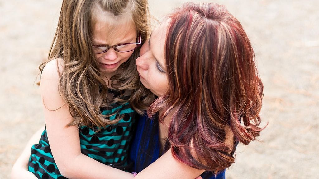 Lapsen vointia on syytä tarkkailla päähän kohdistuneen iskun jälkeen. Kuvituskuva.