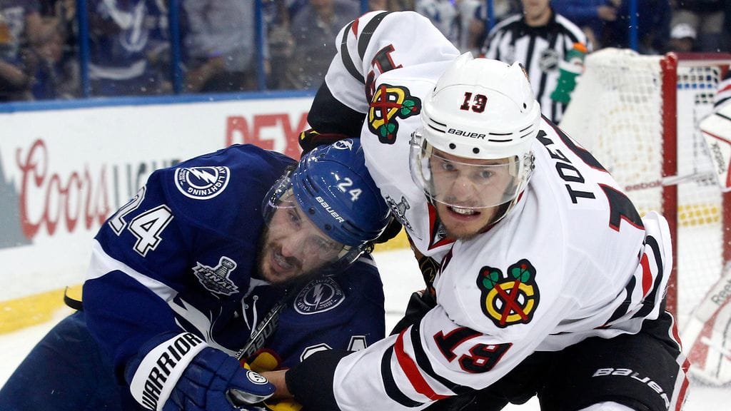 Ryan Callahan ja Jonathan Toews painivat avausfinaalissa.