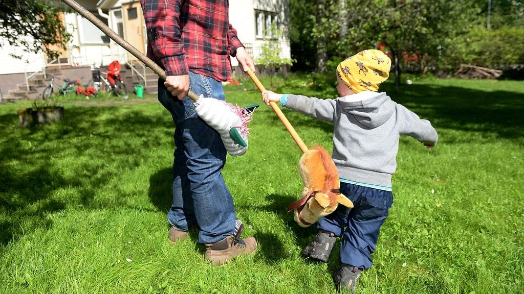 Lapsiperheiden isien työllisyysaste oli Suomessa viime vuonna 90 prosenttia.