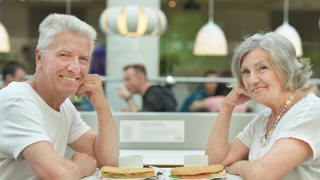 Eläkeläispari ravintolassa