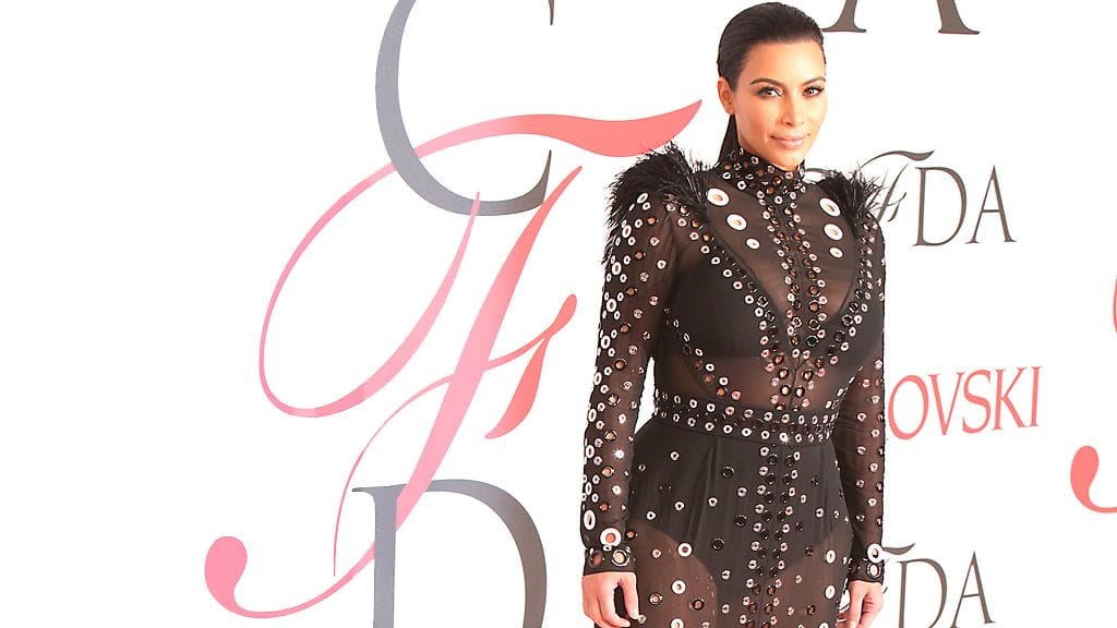 Kim Kardashianin yllä nähtiin läpinäkyvä mekko, joka paljasti mummopöksyt.