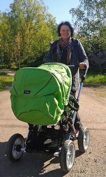 Maajussi-Vilja vauvan kanssa