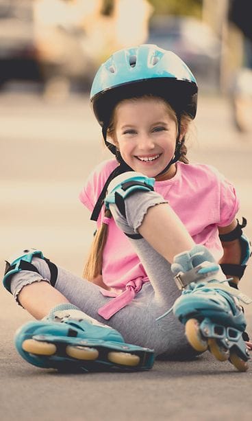 Tyttö rullaluistelee