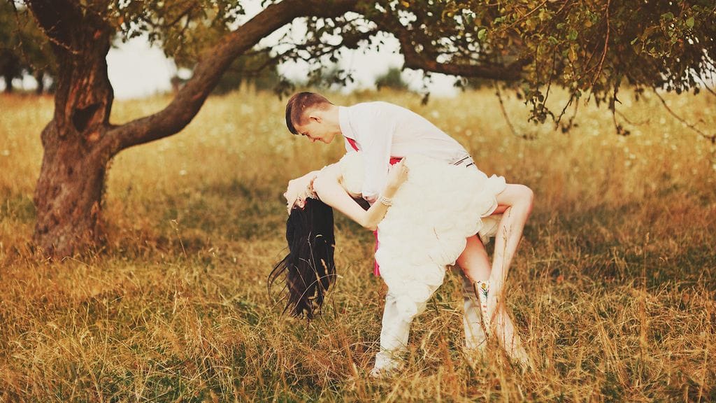 Pari tanssii pellolla