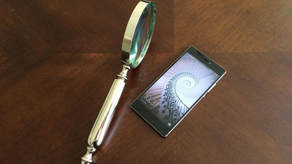 Miten hyvin Huawei P8 -uutuuspuhelimen näyttö kestää suurennuslasilla tapahtuvan tarkan syynäyksen?