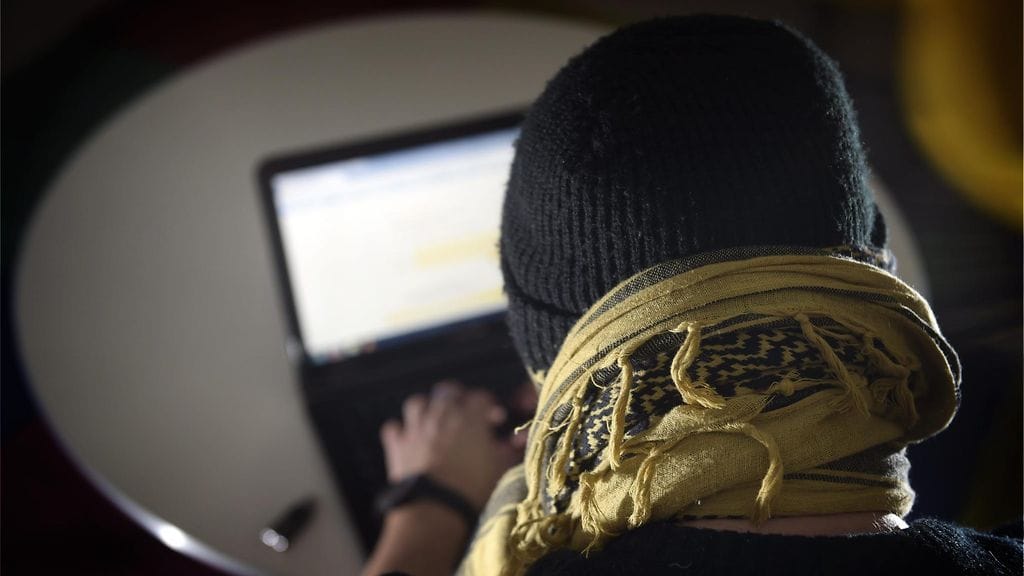 Yhteiskunnat ovat yhä riippuvaisempia kyberturvallisuudesta, kun niiden kriittisiä toimintoja ohjataan tietoverkoilla. Kuvituskuva.