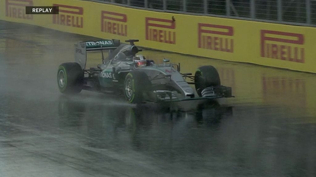 Lewis Hamilton syöksyi ulos vesiliirrossa.