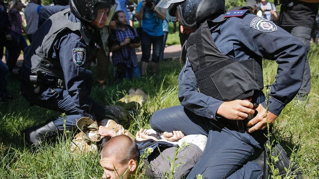 Vuonna 2015 Kiovan Pride-marssille hyökkäsi äärioikeistolainen ryhmä, jonka jäseniä poliisit taltuttivat.