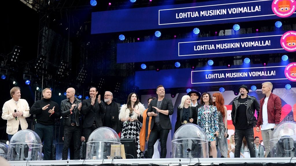 Live Aid käynnistyi 16 artistin yhteisellä esityksellä.