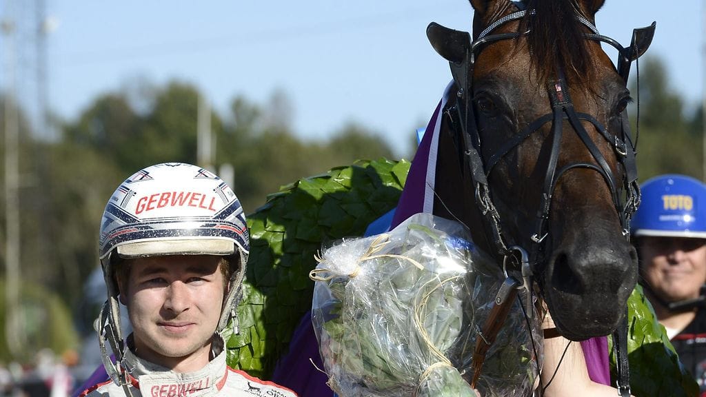 Iikka Nurmosen Suomen mestariksi ohjastama Surprise Lord jatkaa uraansa Reima Kuislan omistuksessa.