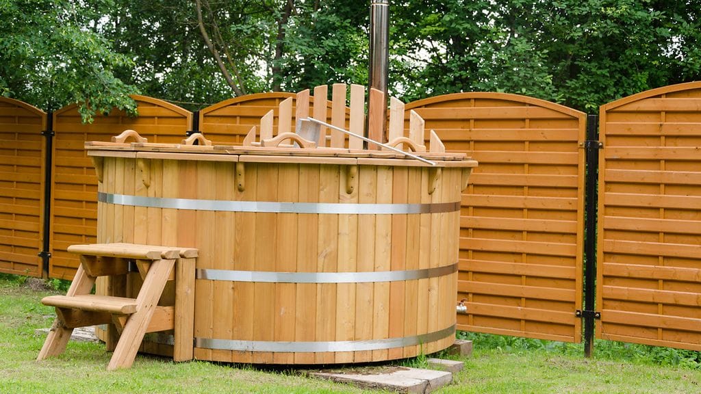 Tässäkin kuvassa palju on sijoiteltu liian lähelle palavaa materiaalia, puista aitaa.