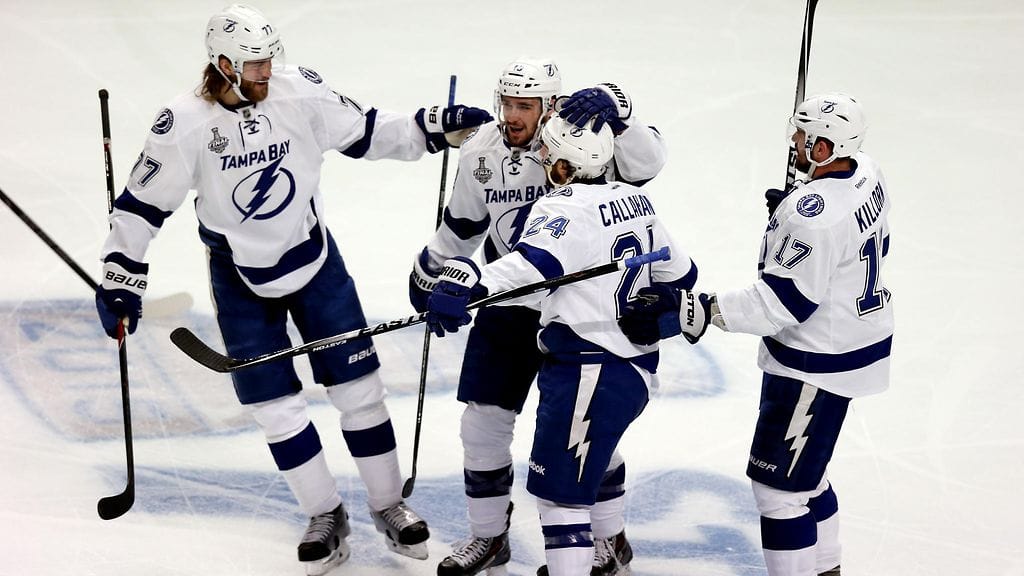 Victor Hedman (vas.) oli rakentamassa Tampan ensimmäistä ja kolmatta maalia.