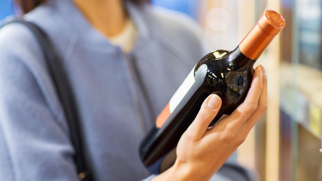 Eräs keskustelua herättänyt aihe on se, minkä vahvuisia alkoholijuomia mikäkin liike saa myydä. Nykyään Alkolla on monopoli 4,7 prosenttisia vahvempien juomien vähittäismyyntiin.