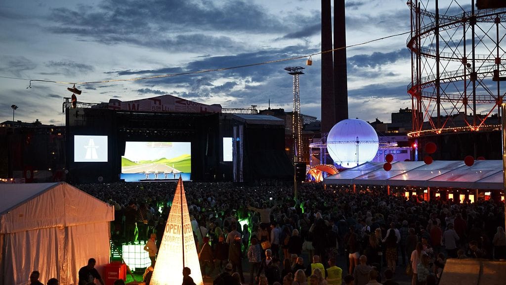 Yleisö seurasi 3D-lasien kanssa saksalaisen elektronisen musiikin legendan Kraftwerkin 3D Showta Helsingin Suvilahdessa Flow-festivaalien päätöspäivänä sunnuntaina elokuussa 2013.