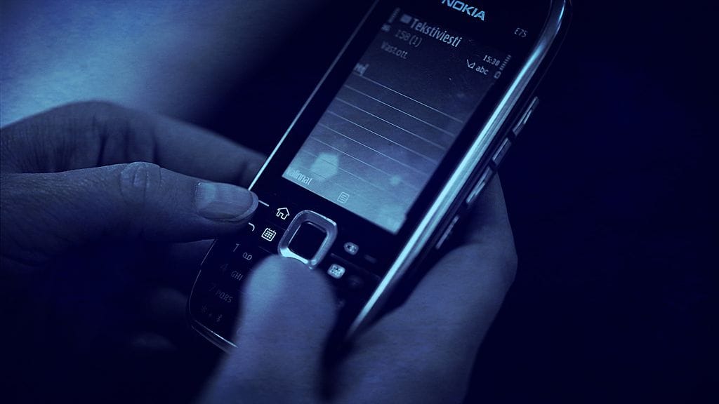 Opettajan ahdistelu paljastui, kun tytön äiti alkoi ihmettelemään myöhään illalla tyttärensä puhelimeen tullutta tekstiviestiä. Kuvituskuva.