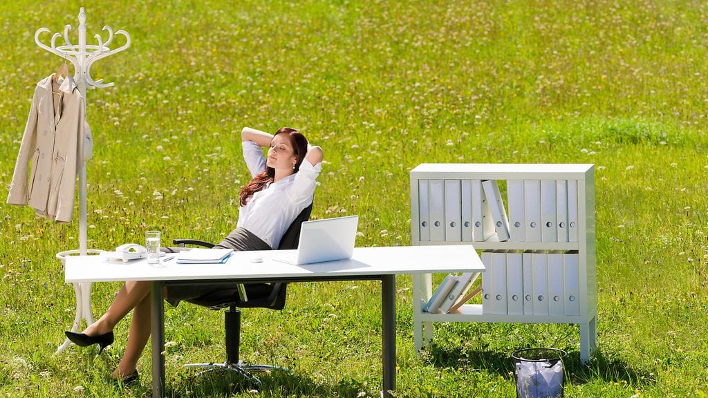 Tärkeintä työpukeutumisessa kesällä ovat viileät ja mukavat materiaalit. Kuvituskuva.