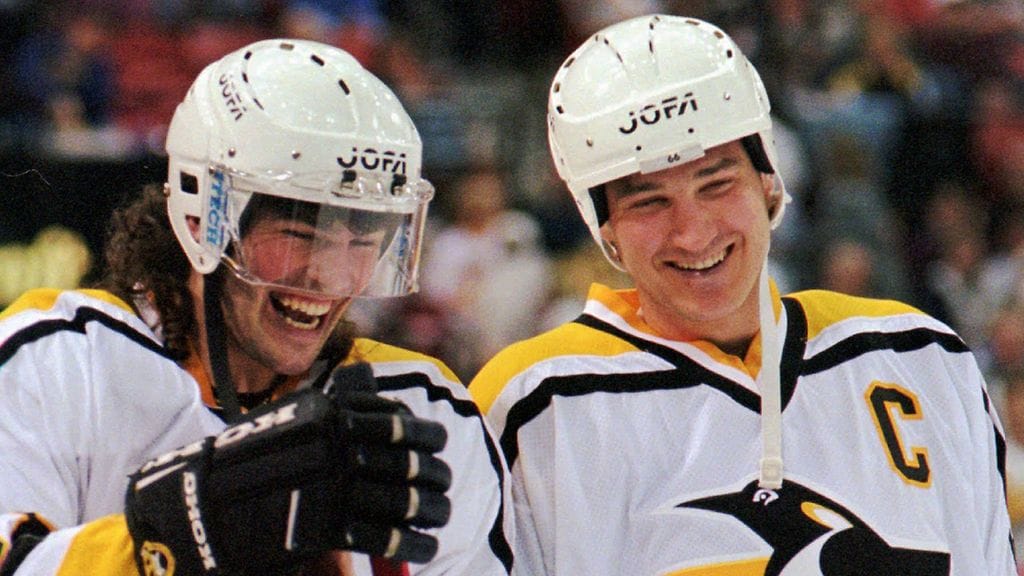 Jaromir Jagr ja Mario Lemieux muodostivat yhden NHL-historian pelätyimmistä tutkapareista. Kuva keväältä 1997.