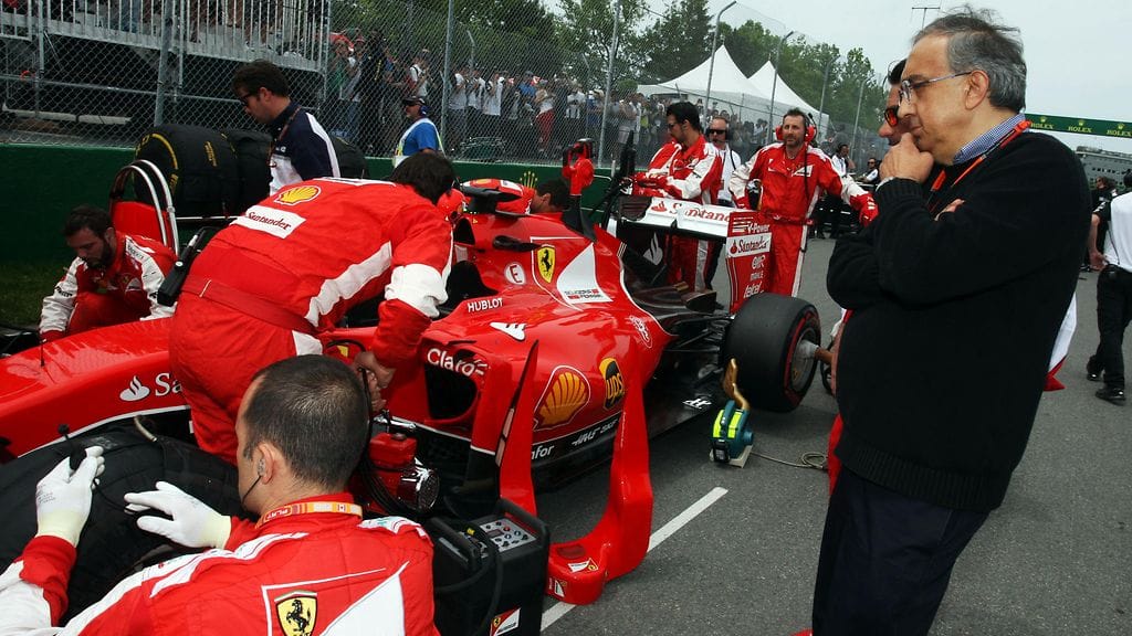 Sergio Marchionne (oik.) tarkkailemassa Ferrarin väen työskentelyä Kanadan GP:ssä.