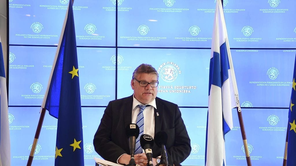 Timo Soini ensivierailullaan Brysselissä ulkoministerin roolissa.