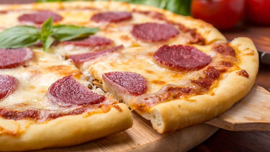 Kohuttua pizzaa ei myydä Suomessa. Kuvan pizza ei liity tapaukseen.