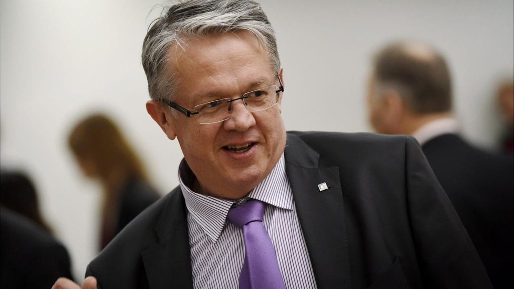 Perhe- ja peruspalveluministeri Juha Rehulan (kesk.) mukaan selvitys pysyvän huostaanoton mahdollisuuksista on tehtävälistalla.