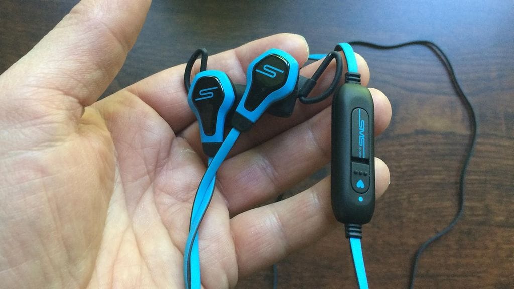 Sykemittauksella varustetut SMS Audion BioSport -kuulokkeet ovat varsin pirteän ja sporttisen näköiset.