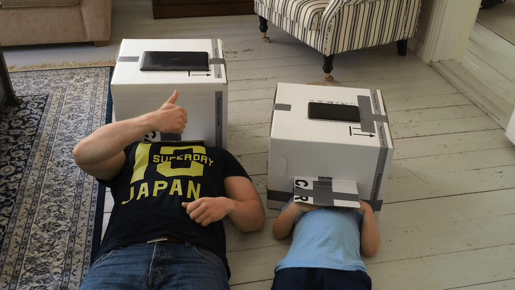 Kotiteattteri pahvilaatikossa