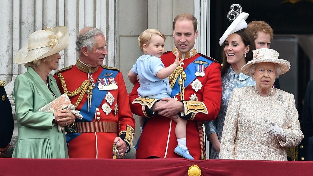 Kuningatar Elisabet, prinssi William ja herttuatar Catherine ovat Britannian suosituimpien kuninkaallisten joukossa. Vasemmalla seisova prinssi Charles sijoittui äänestyksessä heikommin.