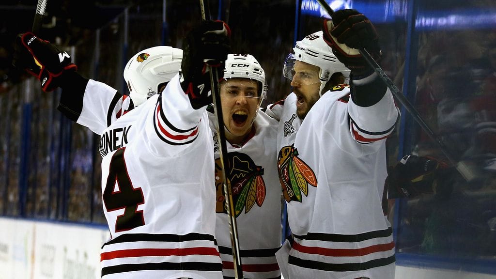 Kimmo Timonen ja Teuvo Teräväinen juhlivat voittomaalia Antoine Vermetten (oik.) kanssa viidennessä Stanley Cup -finaalissa.