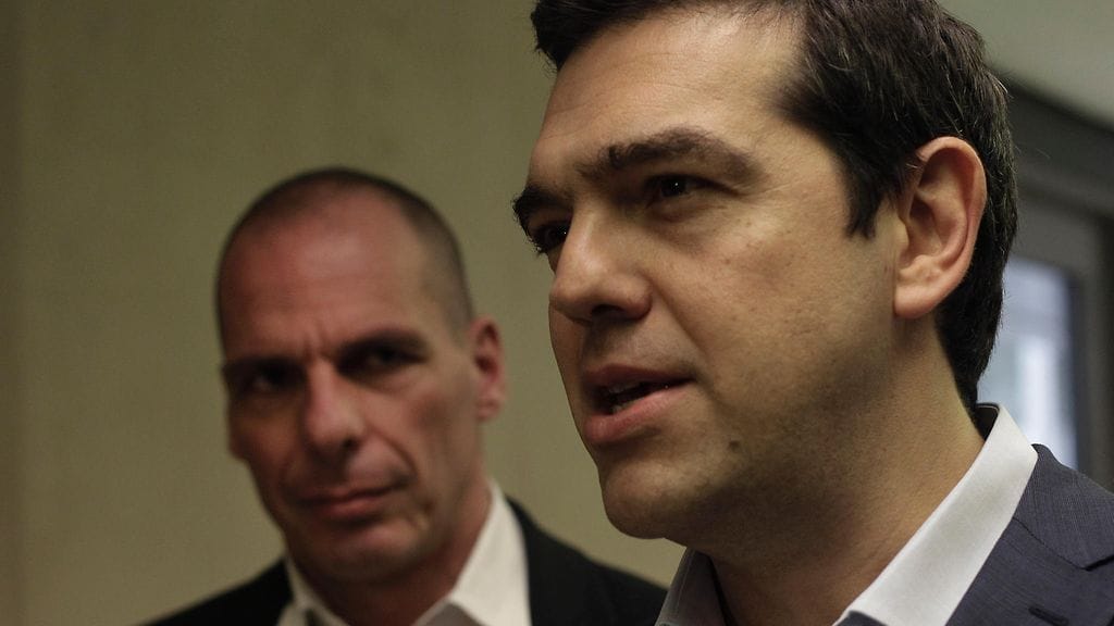 Kreikan pääministeri Alexis Tsipras (edessä) uskoo, että mään velkakriisiin löydetään ratkaisu. Kuvassa takana Kreikan valtiovarainministeri Gianis Varoufakis.