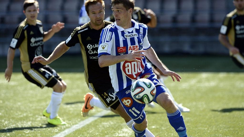 SJK:n Toni Lehtinen ja HJK:n Veli Lampi taistelussa.