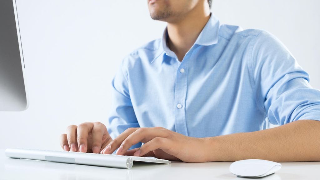 Mies tietokoneella