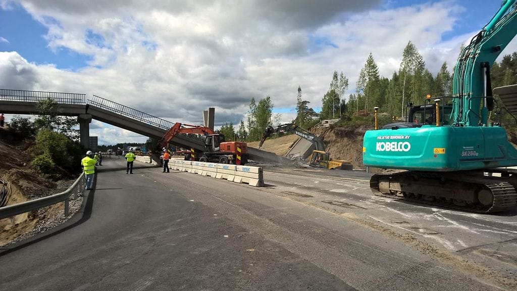 Silta romahti Viitostielle kesäkuussa, kun sillan purkua oltiin valmistelemassa.