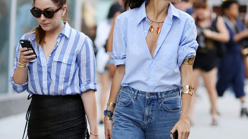 Pystyraita ja vaaleansininen piristävät perinteistä paitapuseroa.