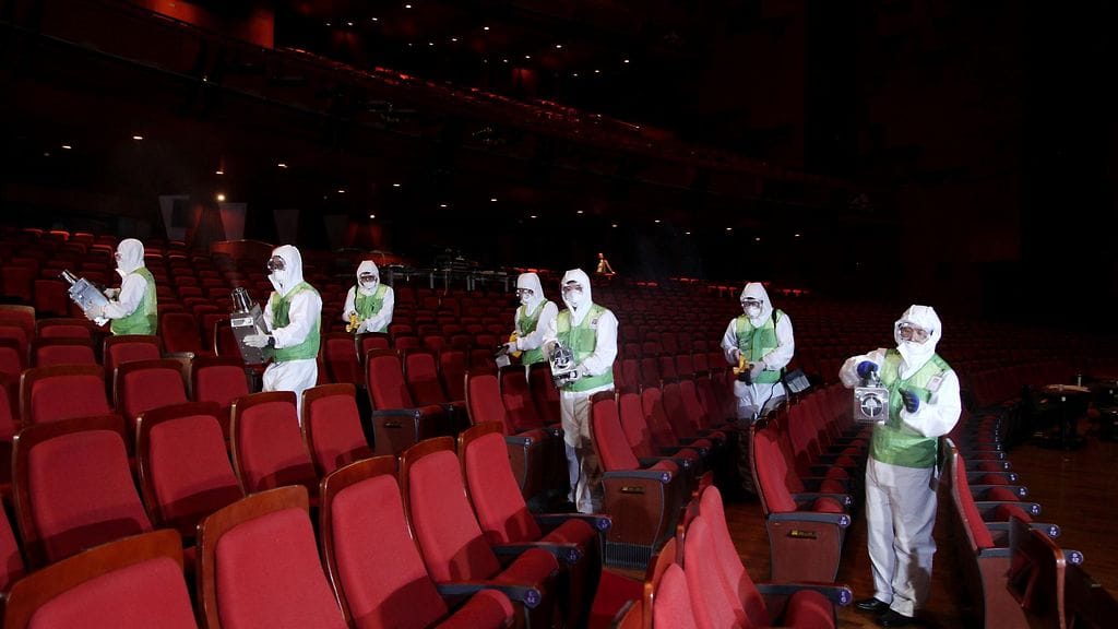 Viranomaiset puhdistavat kulttuurikeskus Sejong Centerin penkkejä mers-tartuntojen välttämiseksi.
Etelä-Korea