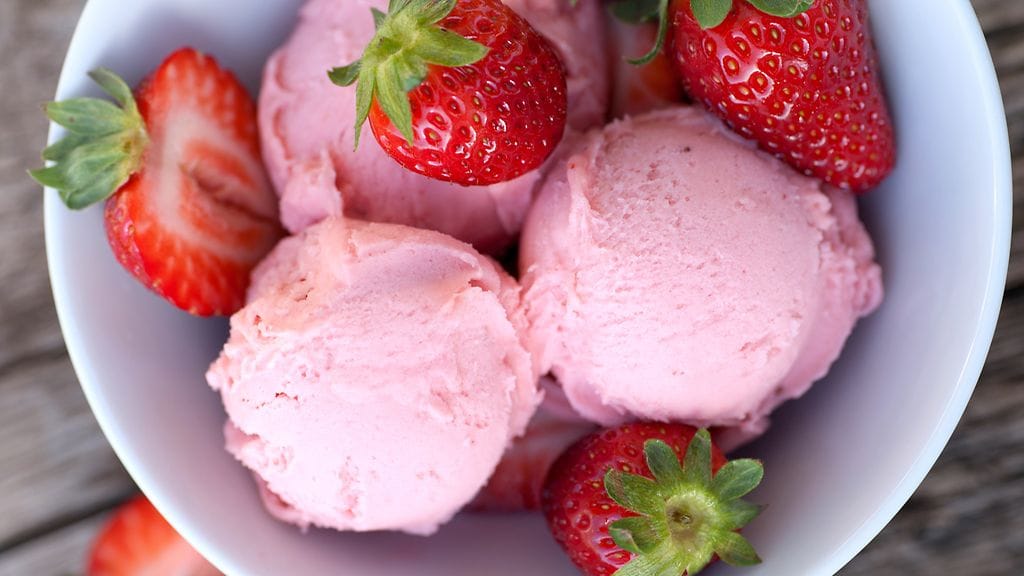 Mansikat maistuvat suomalaisille kesällä.