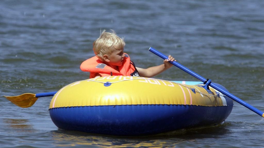 Pelastusliivit ovat pakollinen varuste jokaiselle veneilijälle, myös lapsille. Kuvan henkilö ei liity juttuun.